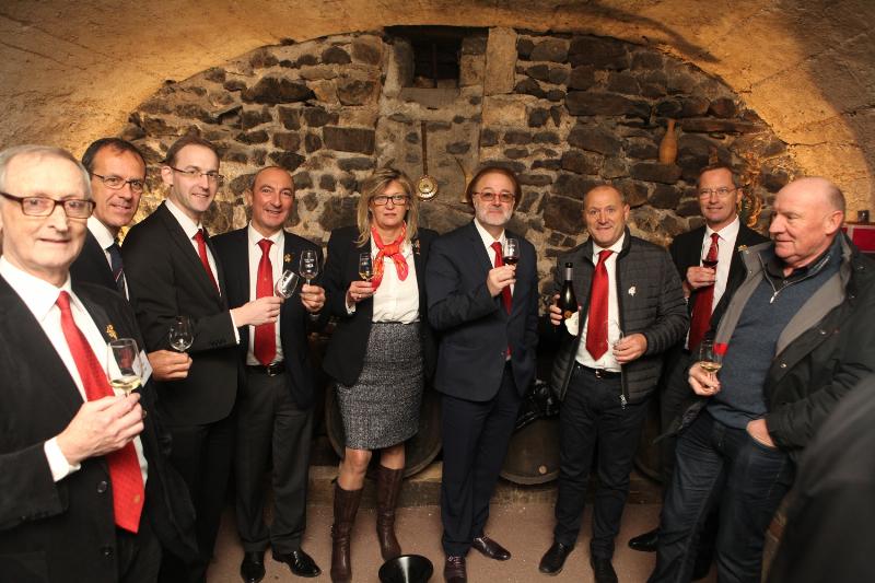 Sommelier presentant carte vins restaurant clermont ferrand